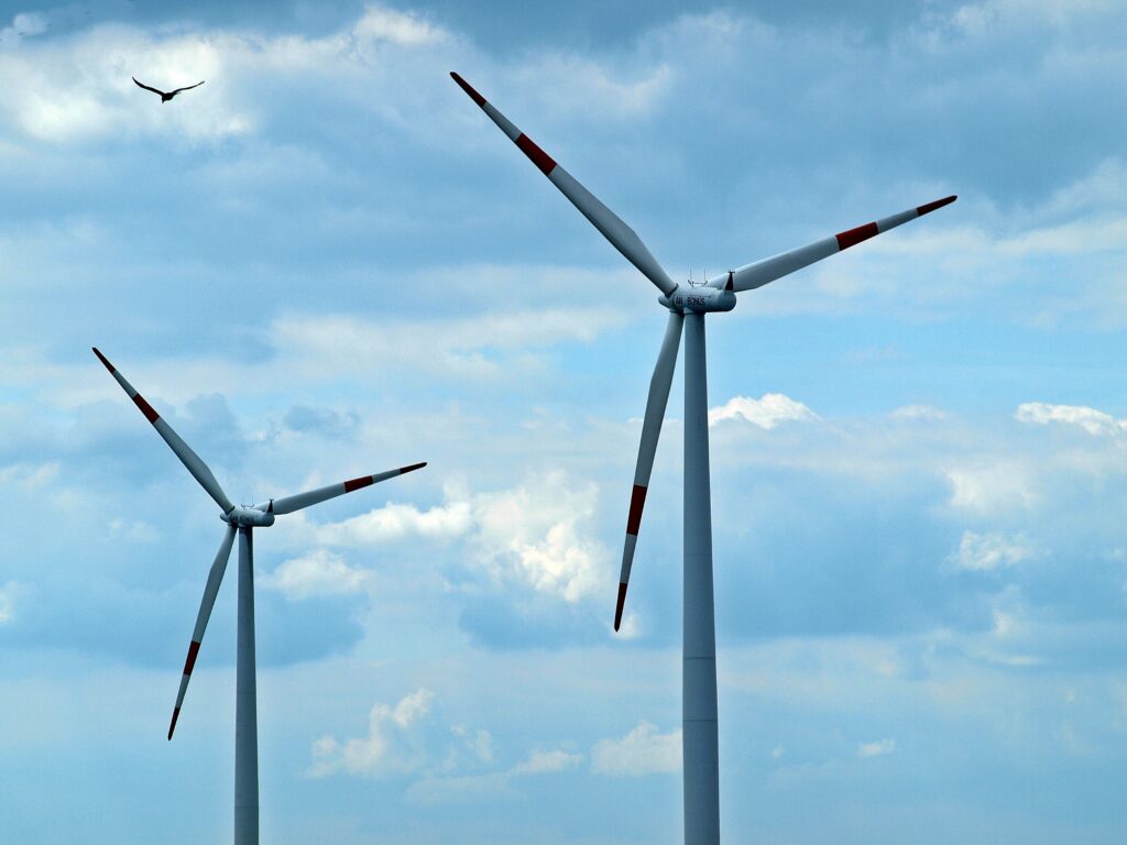 Zwei Windenergieanlagen, die nebeneinander stehen