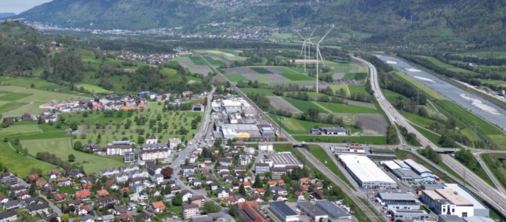 Bild aus der Vogelperspektive von Wartau mit den geplanten drei Windkraftanlagen