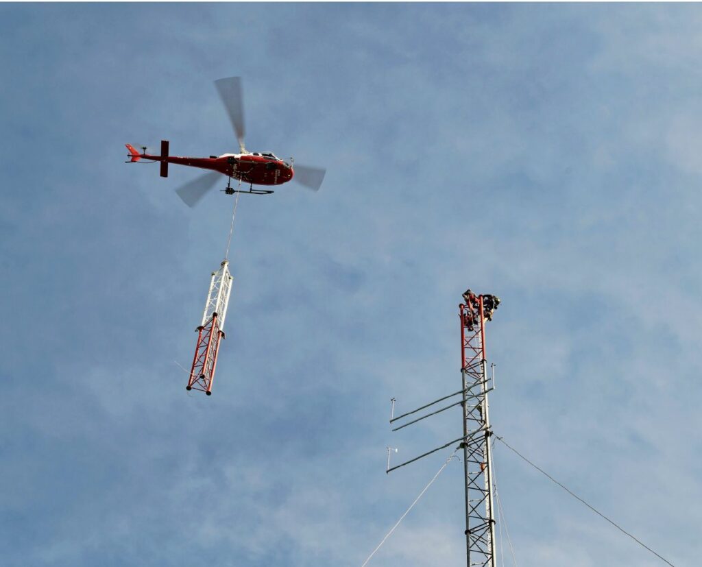 Der Helikopter fliegt Teile für die Messanlage in Waldkirch